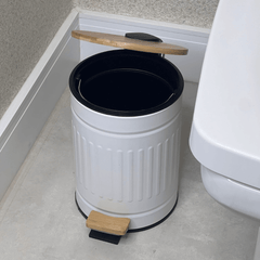 Lixeira Fluted de Metal com Tampa e Pedal de Bambu Branca 5 Litros