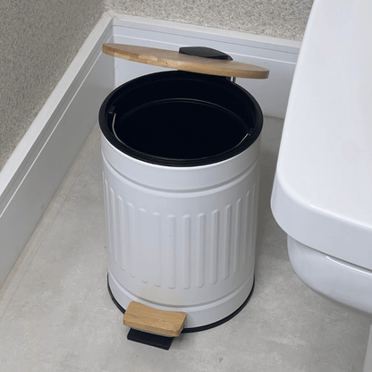 Lixeira Fluted de Metal com Tampa e Pedal de Bambu Branca 5 Litros