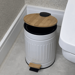 Lixeira Fluted de Metal com Tampa e Pedal de Bambu Branca 5 Litros