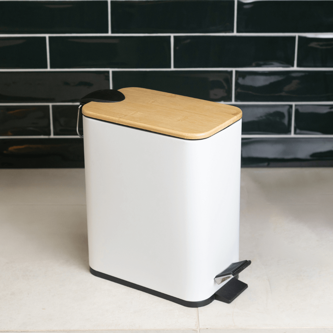 Lixeira Quadrada com Pedal de Metal e Tampa de Bambu Branca 5 L