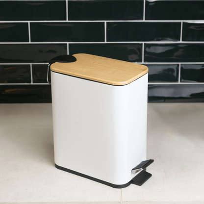 Lixeira Quadrada com Pedal de Metal e Tampa de Bambu Branca 5 L